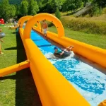 Escorrega aquático insuflável personalizado amarelo e azul Escorrega aquático insuflável para adultos e crianças Jogo aquático divertido na cidade