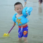 Commercio all'ingrosso Bambini bambini ragazze Logo personalizzato forma granchio schiuma galleggiante gilet nuoto braccio banda giacca di vita